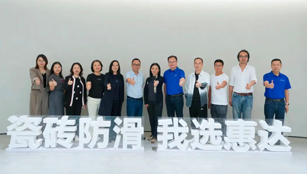 深化交流 賦能發(fā)展 | 鴻揚(yáng)集團(tuán)領(lǐng)導(dǎo)一行蒞臨惠達(dá)瓷磚，雅致大理石新品顏值吸粉，實(shí)力出圈！